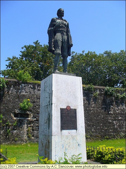 Statue of Antonio Pigafetta