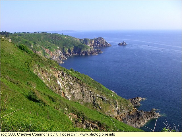 Rugged coastline close to Kerouziel