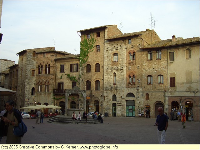San Gimignano - Piazza della Cisterna
