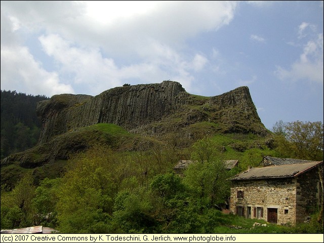 Between Queyrires and Saint-Julien-Chapteuil 